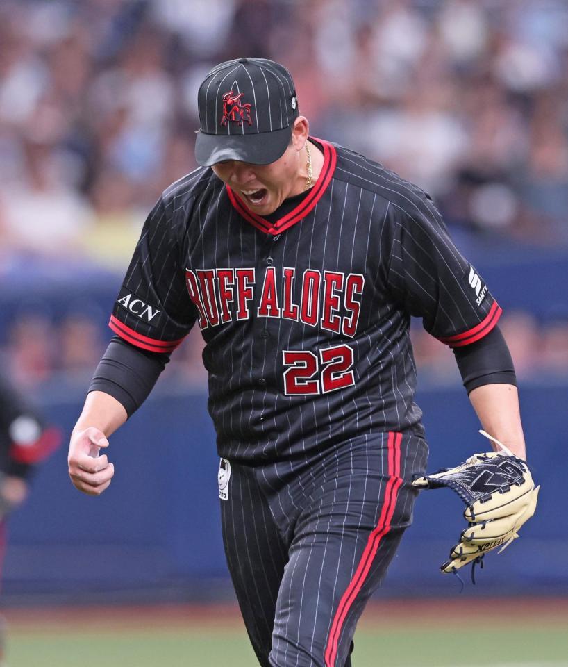 　３回、渡部聖を併殺打に打ち取って雄たけびを上げる九里（撮影・立川洋一郎）