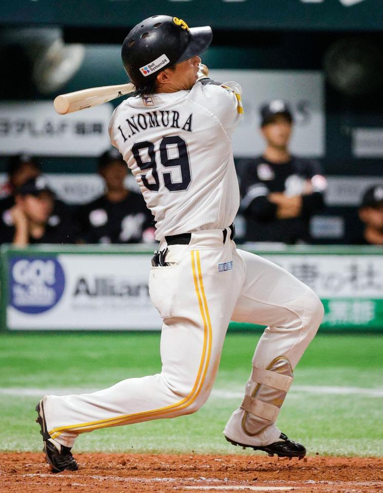 　５回、野村が左前に適時打を放つ