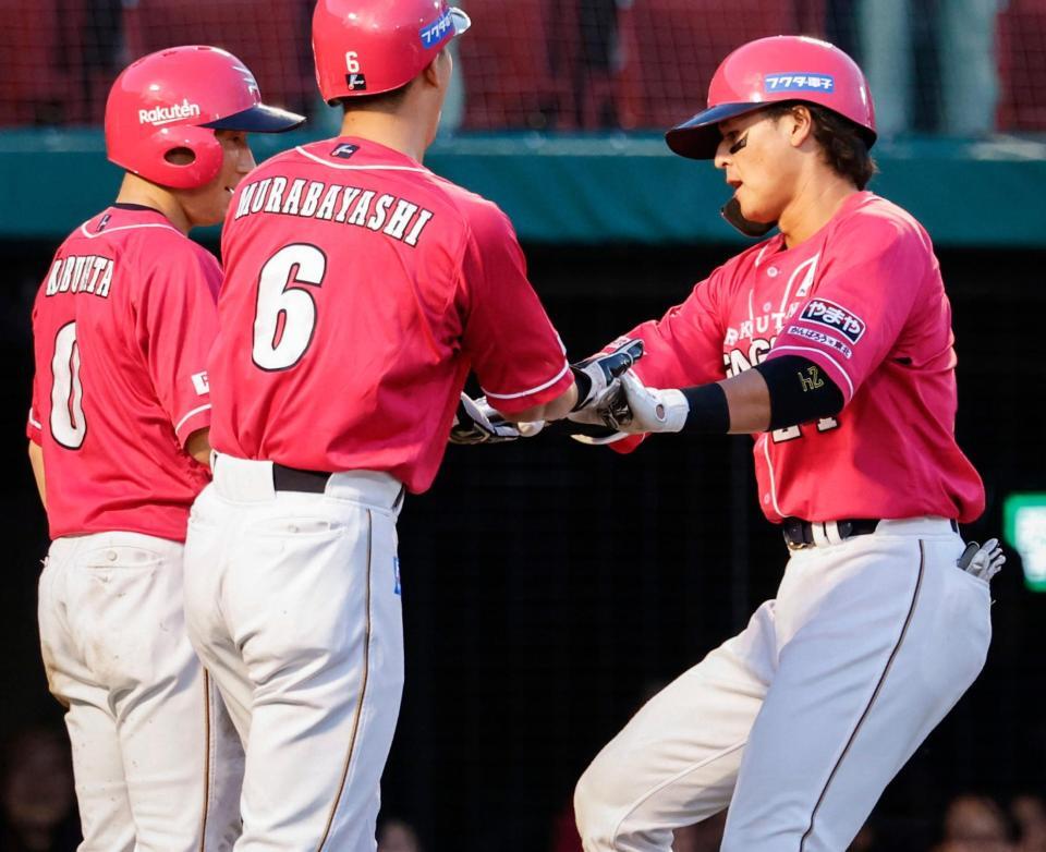 　１回、３ランを放った黒川（右）