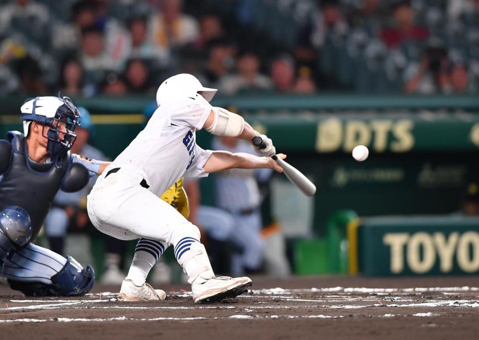 　６回、送りバントを決める県岐阜商・横山温大（撮影・開出牧）