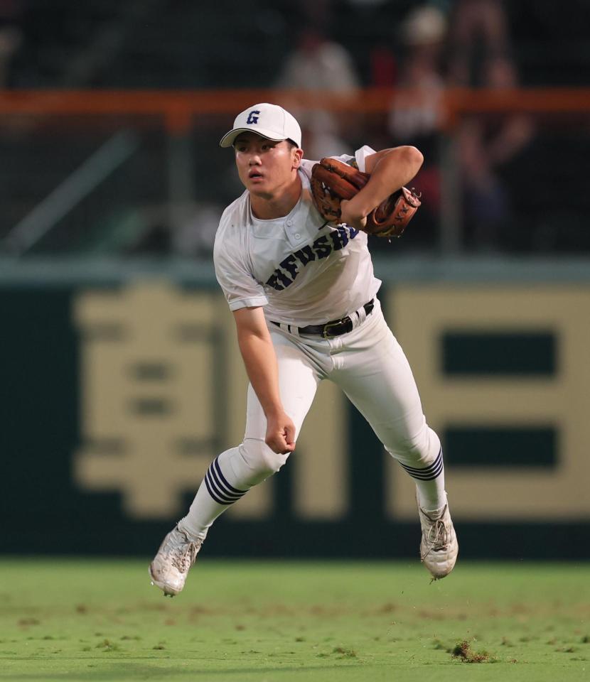 　５回、東海大熊本星翔・長迫の右前打でグラブを左脇に挟み、本塁に送球する県岐阜商・横山