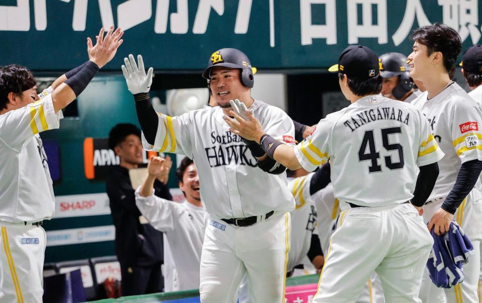 　７回、満塁本塁打を放ち松本晴（右端）らに迎えられる山川