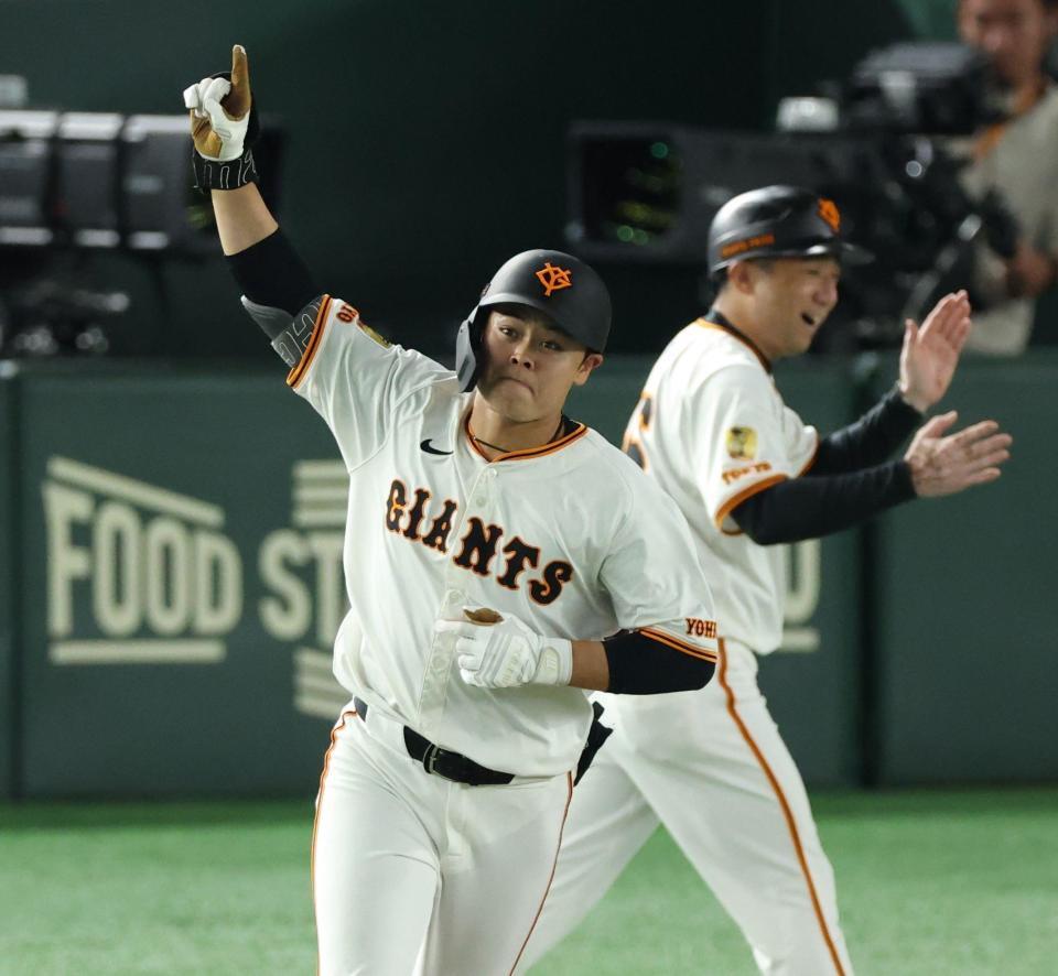 　７回、右越えに同点２ランを放ち喜ぶ代打・中山（撮影・金田祐二）