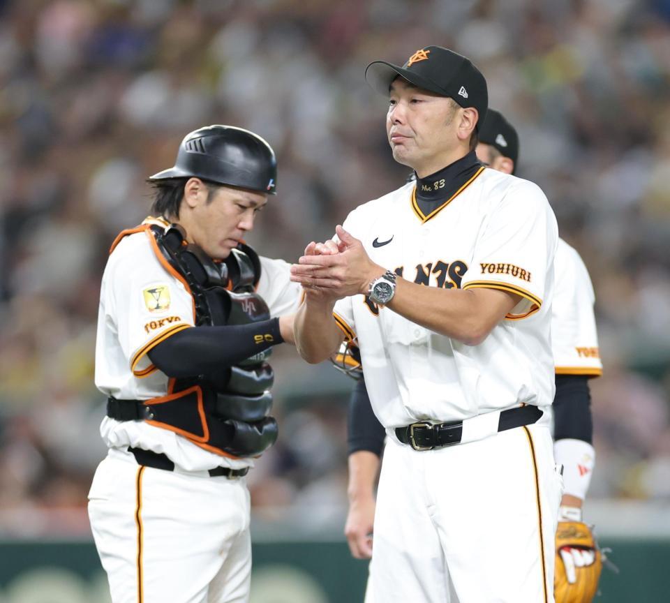 　７回、投手交代を告げ、船迫をマウンドで待つ阿部監督（撮影・西岡正）