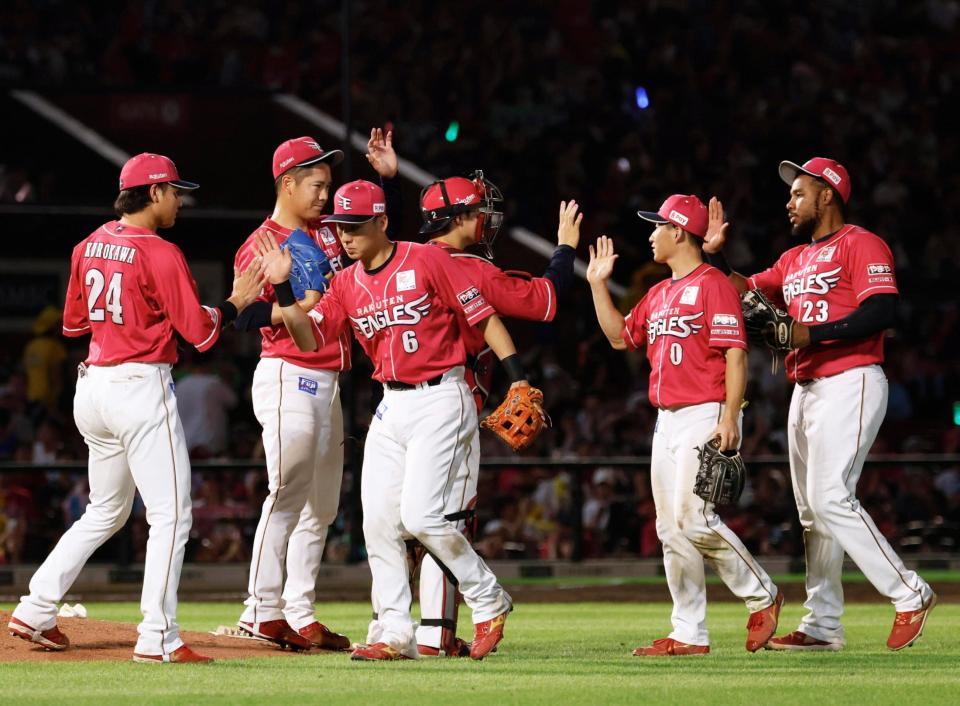 　日本ハムに勝利し、タッチを交わす楽天ナイン