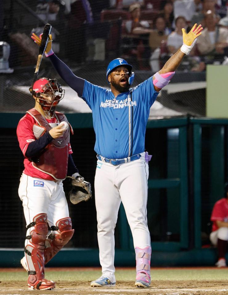 　８回、好機にレイエスが空振り三振に倒れる