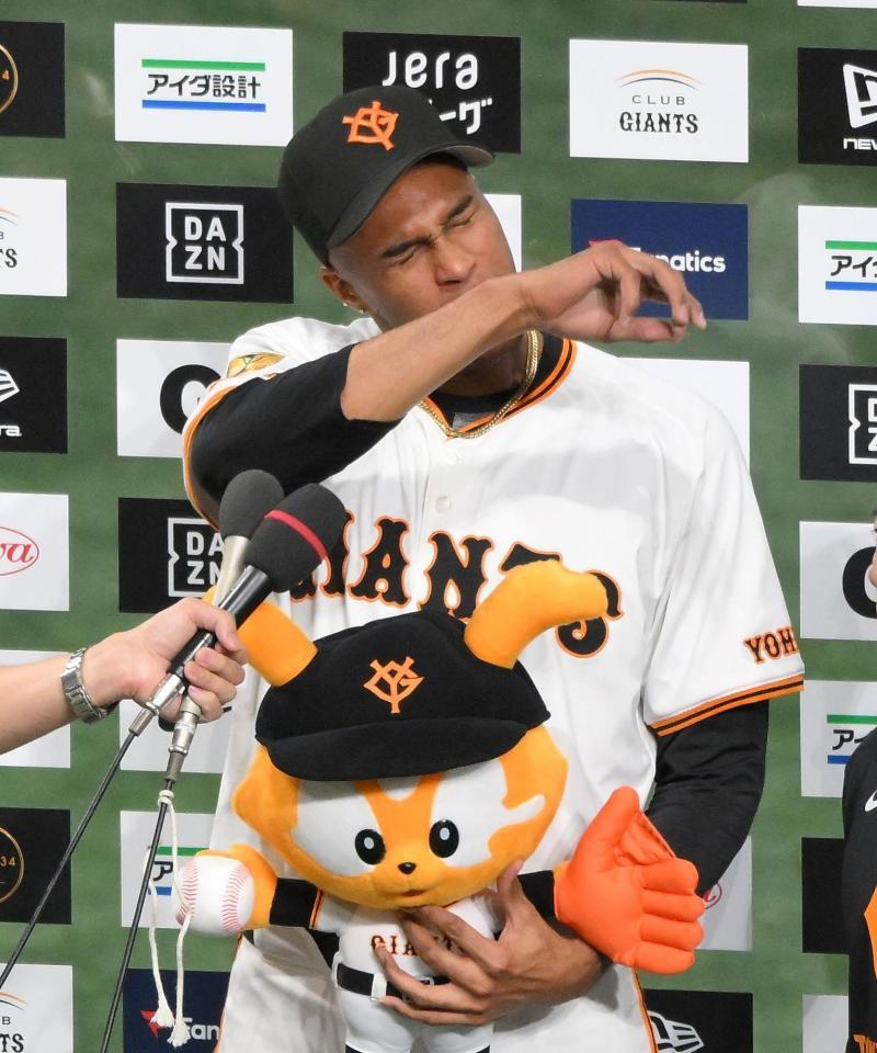 巨人 マルティネス 直筆NPB球 巨人・マルティネスがお立ち台で号泣 前日来日したばかりの両親