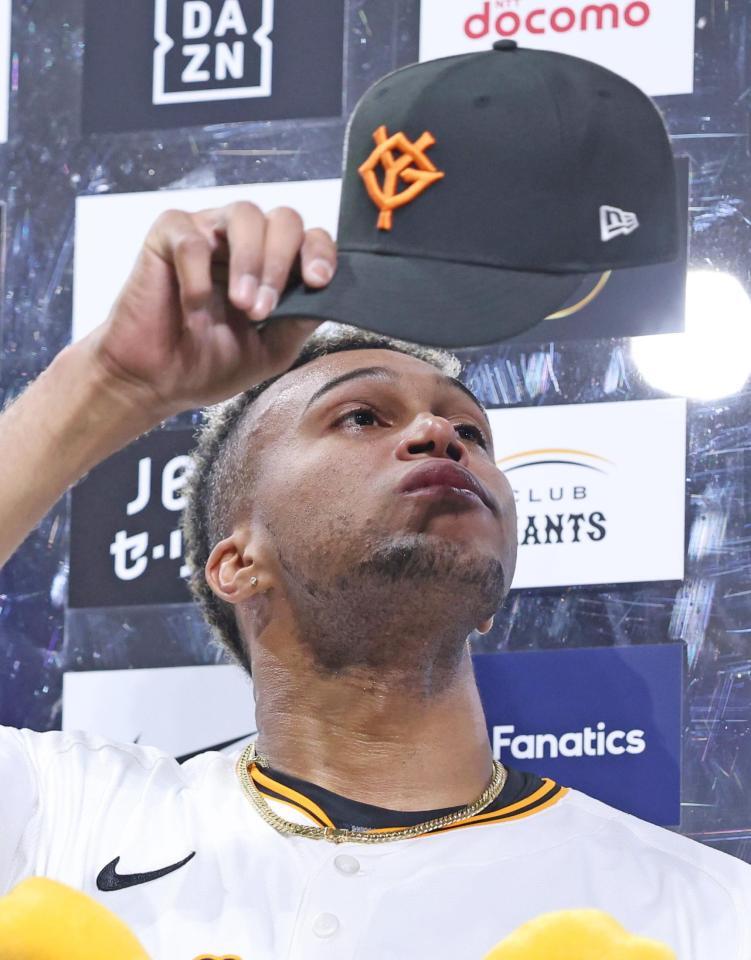 　ヒーローインタビューで涙ぐむマルティネス