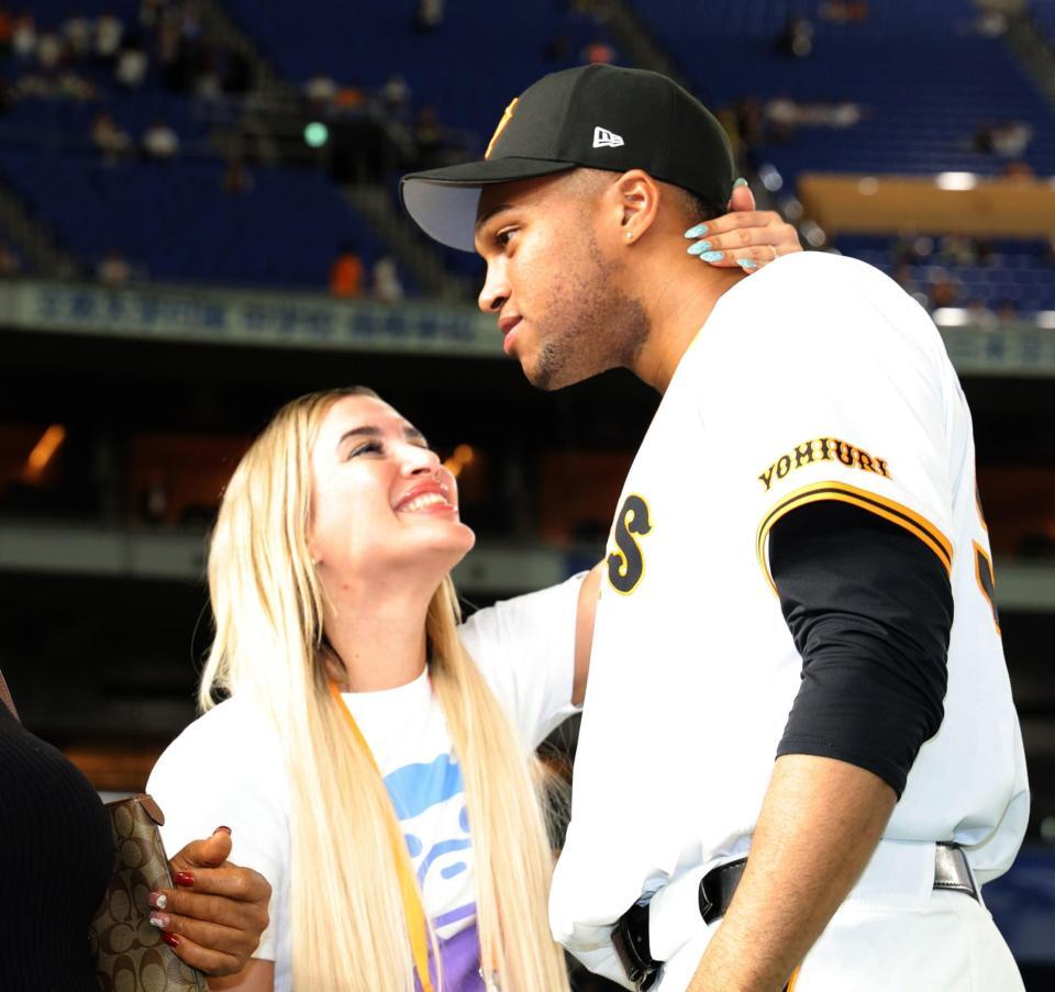 　リリエン夫人（左）に祝福されるマルティネス（撮影・西岡正）