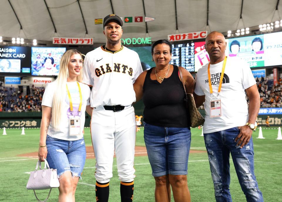 　リリエン夫人（左）、母・クラリベルさん（同３人目）、父・フェリペさん（右）と記念撮影するマルティネス（撮影・西岡正）