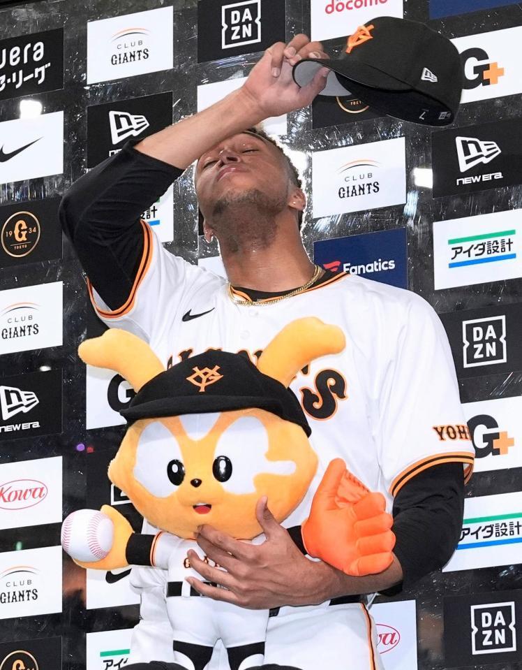 　ヒーローインタビューを受けながら、涙を拭うマルティネス