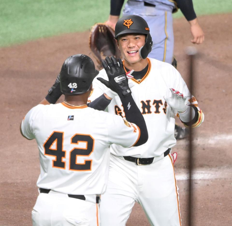 　６回、代打で左越え３ランを放ち、笑顔を見せる坂本（撮影・伊藤笙子）