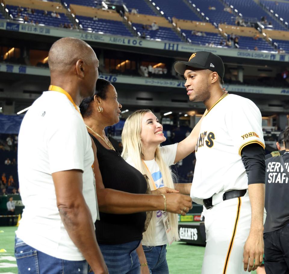 　妻のリリエンさん（右から２人目）に祝福されるマルティネス