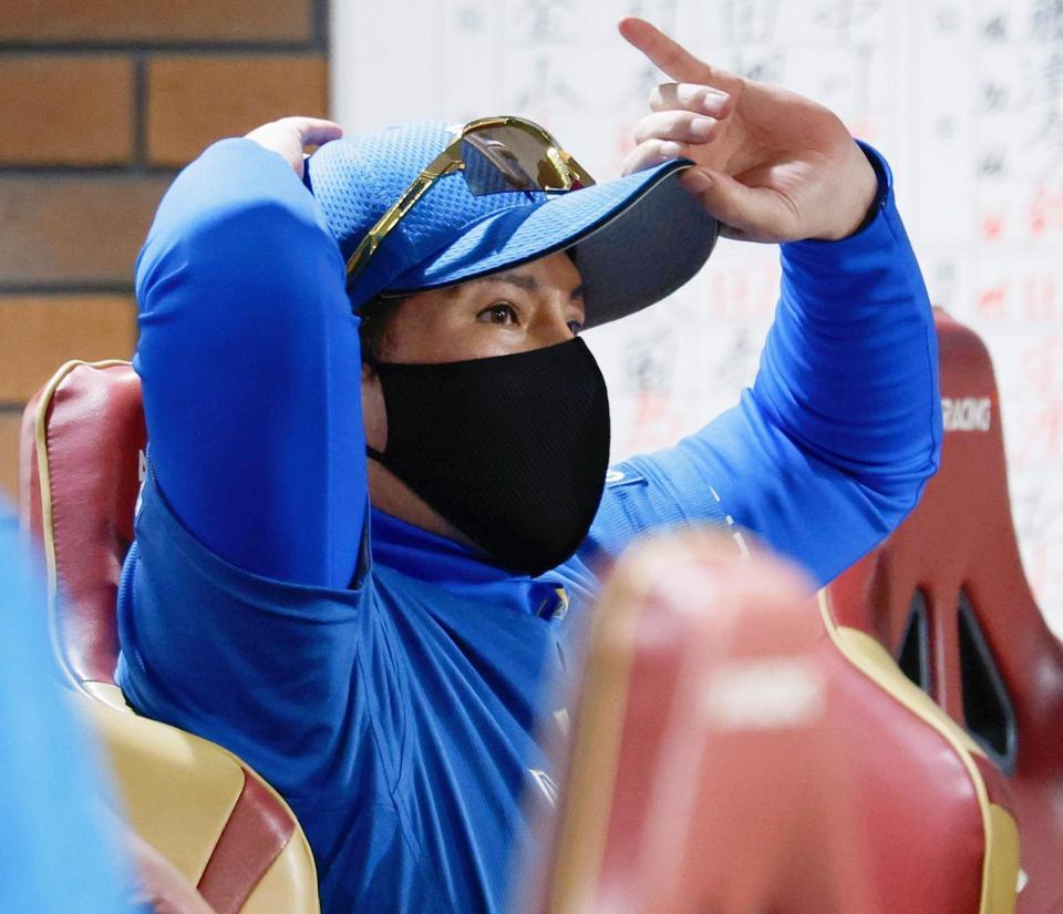 　５回、試合を見守る新庄監督