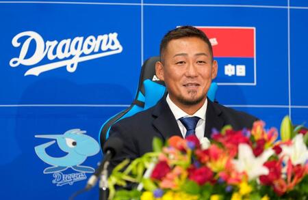 　今季限りでの現役引退について記者会見する中田