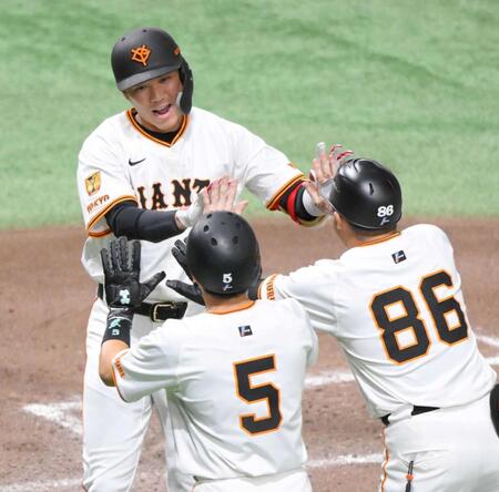 巨人・坂本　流れ変えた１６年球児撃ち以来の代打弾　勝負手ハマった中田翔に惜別の一発「スゴくいい本塁打に」