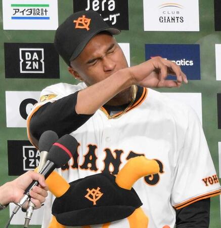 　通算２００セーブを挙げ、お立ち台で涙を流すマルティネス