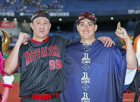 　笑顔で肩を組む九里（右）と杉本（撮影・立川洋一郎）