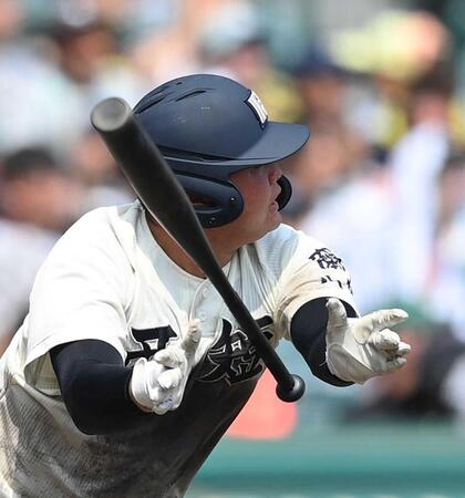 　勝ち越しの適時二塁打を放つ西日本短大付・佐藤（撮影・西田忠信）