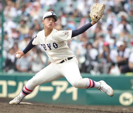 　９回、最後を締めた東洋大姫路・阪下（撮影・坂部計介）