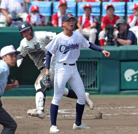 　８回、西日本短大付・佐藤仁（奥）に勝ち越し適時二塁打を浴びる聖隷クリストファー・高部陸（撮影・中田匡峻）