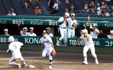 　１回、日大三・安部翔夢（５）の適時三塁打に盛り上がる日大三ナイン（撮影・山口登）