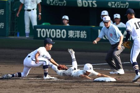 　１回、日大三・松永海斗は三本間に挟まれ、タッチをかわしセーフになる（左端は高川学園・矢渡蓮）＝撮影・山口登