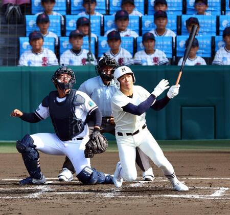 　１回、左越えに２点適時三塁打を放つ日大三・安部翔夢（捕手は高川学園・遠矢文太）＝撮影・山口登