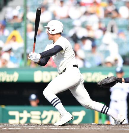 　２回、右前２点適時打を放つ竹中秀明（撮影・開出牧）