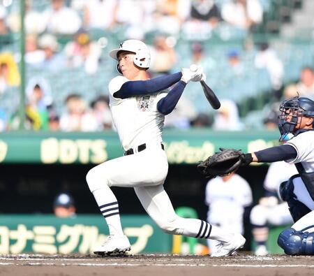 　１回、左越え２点適時三塁打を放つ安部翔夢（撮影・開出牧）