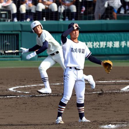 　１回、高川学園・木下瑛二は日大三・安部翔夢に適時打三塁打を許す（撮影・山口登）