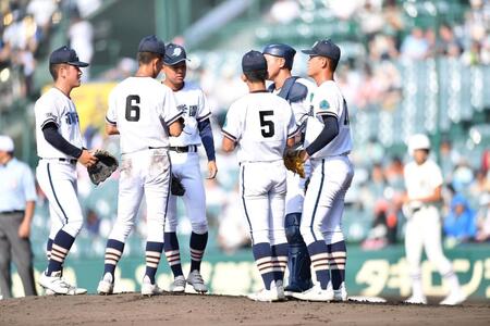 　１回、日大三打線に捕まった先発・木下瑛二（右端）の元に集まる高川学園ナイン（撮影・開出牧）