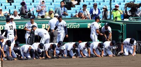 　ベンチ前に土を集める高川学園ナイン（撮影・山口登）
