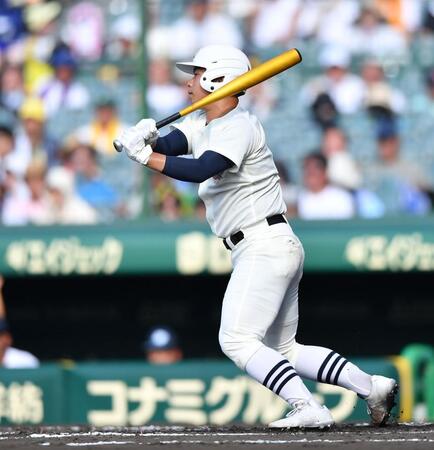 　１回、中前適時打を放つ近藤優樹（撮影・開出牧）