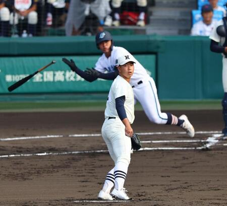 　１回、日大三・近藤優樹は高川学園・遠矢文太に先制適時打を許す（撮影・山口登）