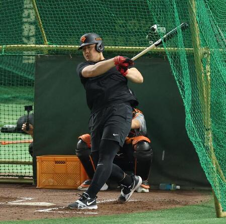 　打撃練習する巨人・岡本和真（撮影・金田祐二）