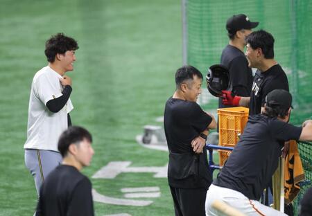 　復帰した岡本（右）と話す前川（撮影・西岡正）