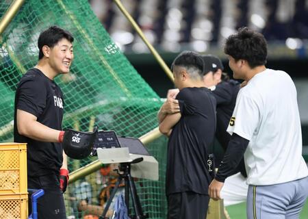 　前川（右）と話をする岡本（撮影・田中太一）