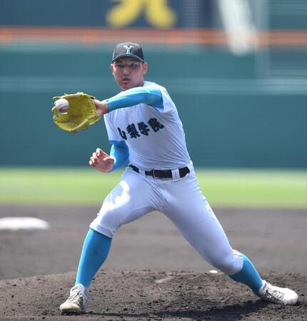 １回、岡山学芸館・明楽大瑶の打球を好捕し投ゴロに仕留める山梨学院・菰田陽生（撮影・開出牧）