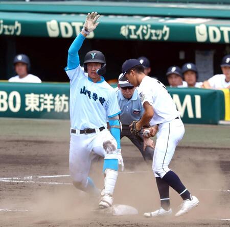 　５回、左中間に適時三塁打を放つ山梨学院・菰田陽生（撮影・山口登）