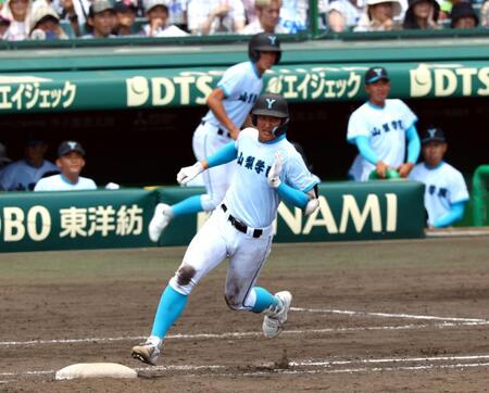 　５回、左中間に適時三塁打を放つ山梨学院・菰田陽生（撮影・山口登）