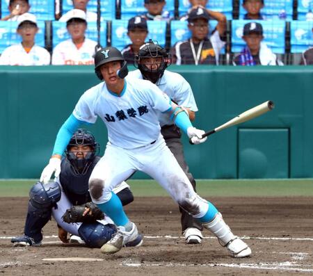 　５回、左中間に適時三塁打を放つ山梨学院・菰田陽生（捕手は岡山学芸館・佐藤滉起）＝撮影・山口登
