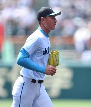 　１回、岡山学芸館・又吉涼太郎を見逃し三振に仕留めた山梨学院・菰田陽生（撮影・開出牧）