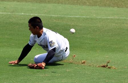 　１回、岡山学芸館・明楽大瑶は山梨学院・横山悠の飛球を追うも捕球できず先制適時二塁打となる（撮影・山口登）