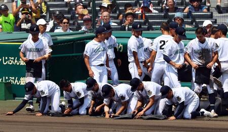 　山梨学院に敗れ、ベンチ前でグラウンドの土を集める岡山学芸館ナイン（撮影・山口登）