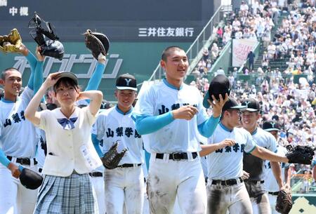　８強進出を決め、笑顔を見せる菰田（中央）ら山梨学院ナイン