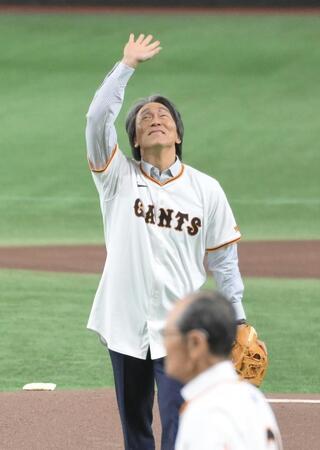 　長嶋茂雄さん追悼試合のセレモニアルピッチを終え、天に向け手を振る松井秀喜氏（撮影・伊藤笙子）