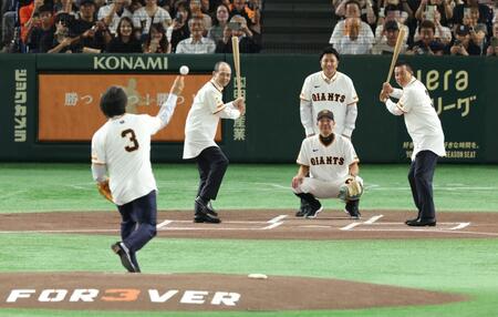 　松井秀喜氏のセレモニアルピッチで打席に立つ王貞治氏、原辰徳氏。捕手・阿部監督、球審・高橋由伸氏（撮影・金田祐二）