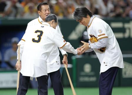 　セレモニアルピッチで王貞治氏（左）と握手する松井秀喜氏（撮影・西岡正）