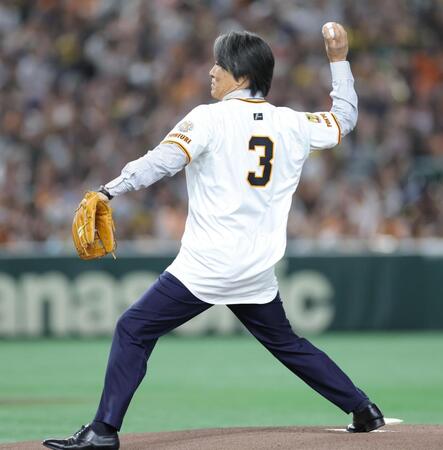 　セレモニアルピッチを行う松井秀喜氏（撮影・西岡正）